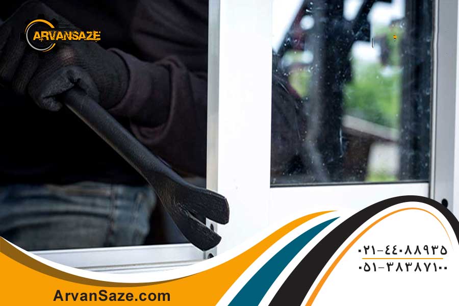 تصویر ورود یک سارق به منزل از طریق دیلم کردن پنجره